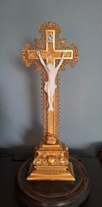 Prachtige antieken crucifix in glazen stolp, Antiek en Kunst, Antiek | Religie, Ophalen