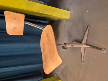 Oude schoolstoel beschikbaar voor biedingen