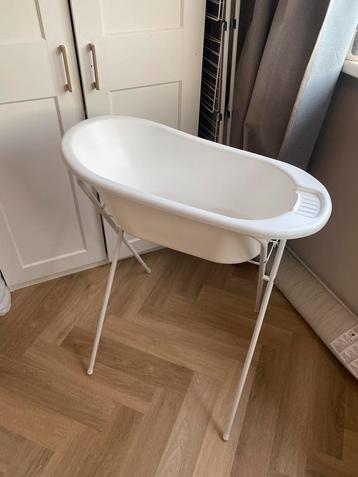 Babybadje op standaard beschikbaar voor biedingen