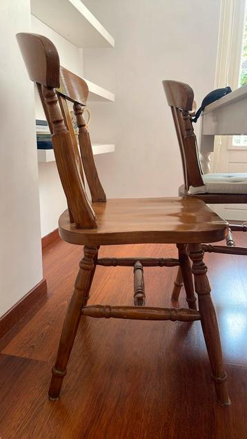 2 massief houten stoelen - 2 wooden chairs beschikbaar voor biedingen