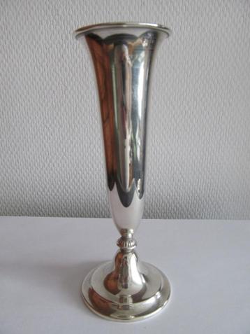 Zilver vaasje, gemerkt met zwaardje en makers merkteken. beschikbaar voor biedingen