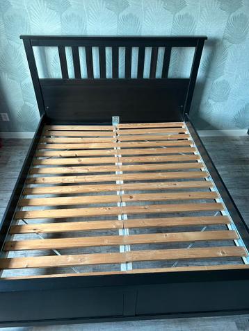 2-persoons bed 160x200, 2 nachtkastjes,ladekast en spiegel - afbeelding 1