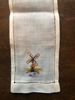 Handgeborduurde loper (voor klok)  met molenmotief, Ophalen of Verzenden, Gebruikt, Handborduren, Borduurpakket
