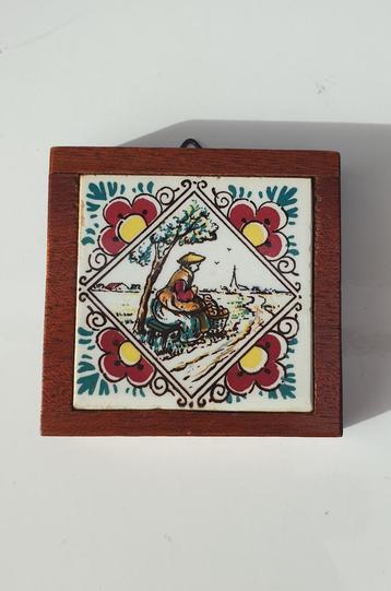 Vintage Tegeltje met Houten Lijst beschikbaar voor biedingen