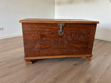 Mooie houten dekenkist beschikbaar voor biedingen