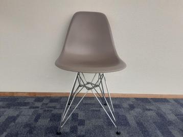 GOEDE ORIGINELE VITRA CHARLES & RAY EAMES DSR STOEL CHROOM beschikbaar voor biedingen