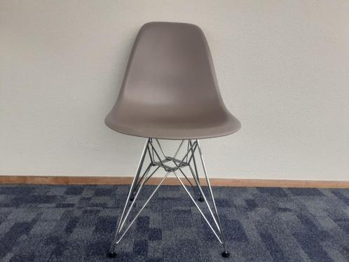 GOEDE ORIGINELE VITRA CHARLES & RAY EAMES DSR STOEL CHROOM, Huis en Inrichting, Stoelen, Gebruikt, Eén, Kunststof, Metaal, Overige kleuren