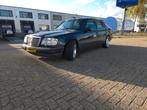 Mercedes-Benz Mercedes E220 1995 Zwart, 150pk, facelift, Auto's, Automaat, 74 €/maand, Zwart, Particulier