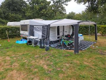 Hymer caravan, voortent met inboedel. beschikbaar voor biedingen