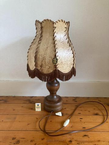 Houten tafellamp varkensblaas lampenkap franjes kalfsleer beschikbaar voor biedingen