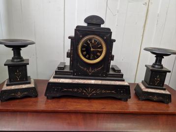 Zwart marmeren schoorsteenklok met 2 cassolettes  beschikbaar voor biedingen