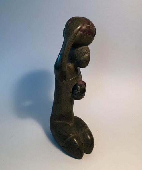 Beeldje van steen, vrouw met kruik en een mand op haar hoofd, Verzamelen, Beelden en Beeldjes, Zo goed als nieuw, Mens, Ophalen of Verzenden