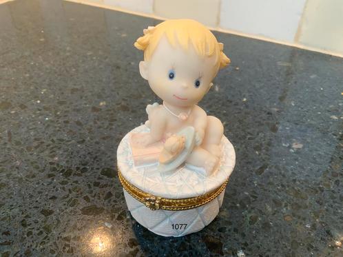 Decorative Baby Figurine on Trinket Box, Verzamelen, Beelden en Beeldjes, Zo goed als nieuw, Ophalen of Verzenden