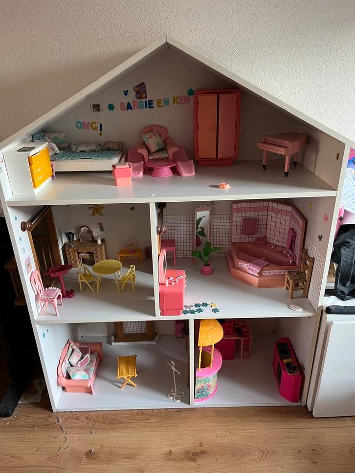 Handgemaakt barbiehuis met garage, barbies en spulletjes, Kinderen en Baby's, Speelgoed | Poppenhuizen, Zo goed als nieuw, Poppenhuis