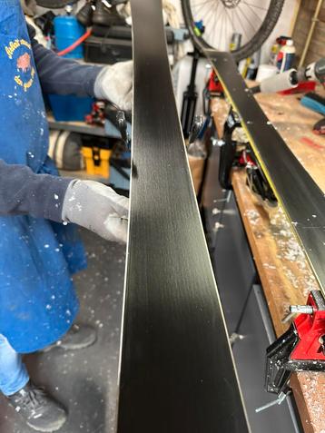 Onderhoud waxen slijpen ski’s en snowboard beschikbaar voor biedingen