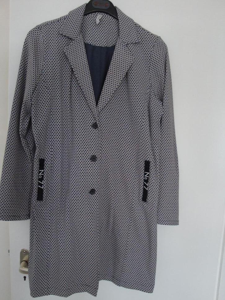 Maat L. Lang grijs ZOSO colbert met witte print., Kleding | Dames, Jasjes, Kostuums en Pakken, Zo goed als nieuw, Jasje, Maat 42/44 (L)