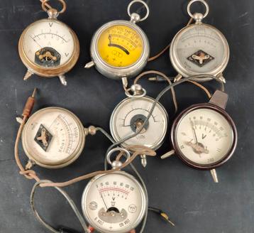 Verzameling van 6 analoge Voltmeters waaronder een bakeliete beschikbaar voor biedingen