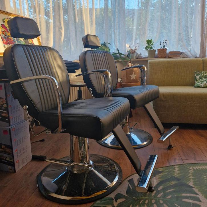 Visagie of kappersstoel, Huis en Inrichting, Stoelen, Zo goed als nieuw, Twee, Kunststof, Metaal, Zwart, Ophalen