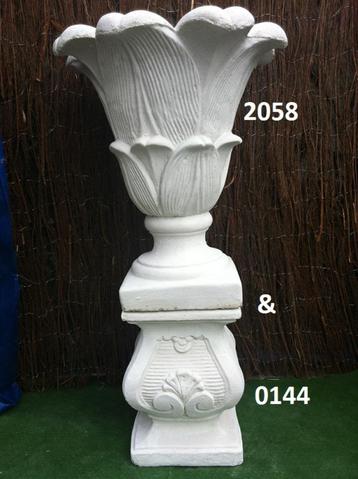 Tulpen plantenbak met zuil. beschikbaar voor biedingen
