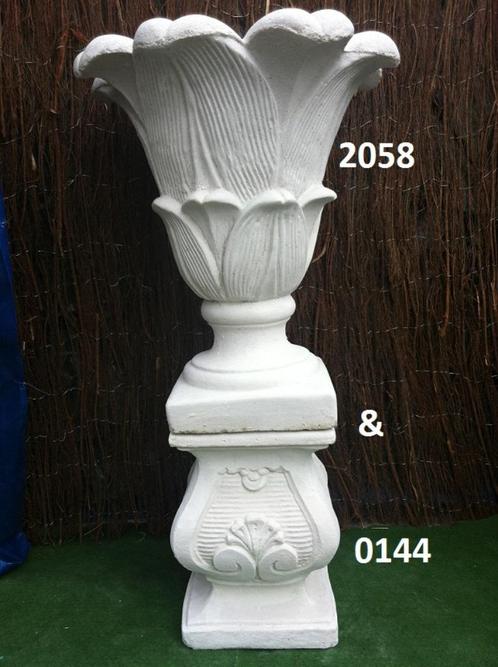 Tulpen plantenbak met zuil., Tuin en Terras, Tuinbeelden, Nieuw, Mensenbeeld, Beton, Ophalen