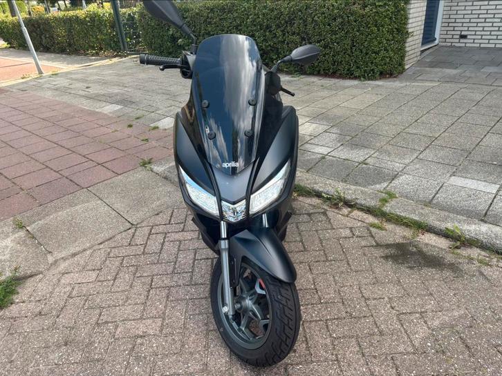 Aprilia SXR50 bj mei 2025 900km moet weg € 2.250,-, Fietsen en Brommers, Scooters | Aprilia, Zo goed als nieuw, Overige modellen