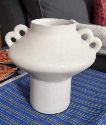 Kleine terracotta vaas van H&M beschikbaar voor biedingen
