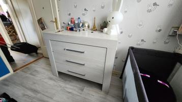 Moderne commode in lichte houtkleur – 3 ruime lades beschikbaar voor biedingen