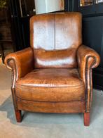 Robuuste Schapenleren vintage fauteuil, Gebruikt, Landelijk Stoer geleefd Vintage, 50 tot 75 cm, Leer
