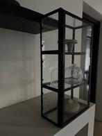 Zwart ijzeren vitrinekastje met glas, Huis en Inrichting, Ophalen, Met plank(en), Minder dan 50 cm, Gebruikt