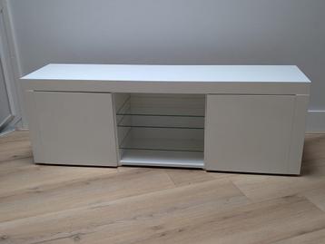 Modern TV meubel met kabelgaten, wit met glazen planken beschikbaar voor biedingen