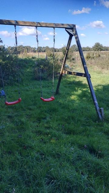 Houten schommel met 2 zitjes / schommels beschikbaar voor biedingen