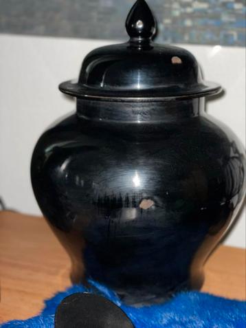 Grote aardewerk pot /vaas met deksel zwart beschikbaar voor biedingen