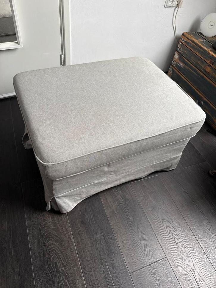 Ikea Ektorp poef/hocker met extra witte hoes in nieuw staat, Huis en Inrichting, Banken | Voetenbanken en Poefen, Zo goed als nieuw