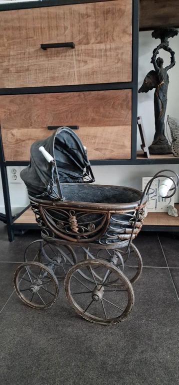 Antieke Poppenwagen beschikbaar voor biedingen