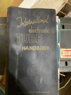 Boek  met buizen specificaties en voorbeelden, Boeken, Techniek, Regeltechniek, Ophalen of Verzenden, Onbekend, Gelezen