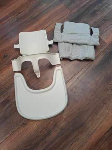 Witte babyset, playtray en katoenen kussenset beschikbaar voor biedingen