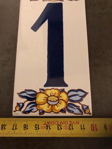 Mooi klein tegeltje met nummer 1 beschikbaar voor biedingen