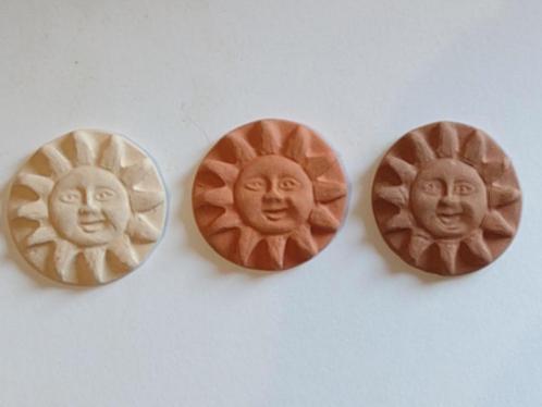 terra cotta rond zon ornament , doorsnee 3 cm - Fennicole, Verzamelen, Poppenhuizen en Toebehoren, Nieuw, Decoratie, Ophalen