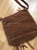 Bruin Schoudertasje in suedelook met franjes, Sieraden, Tassen en Uiterlijk, Tassen | Damestassen, Ophalen of Verzenden, Nieuw