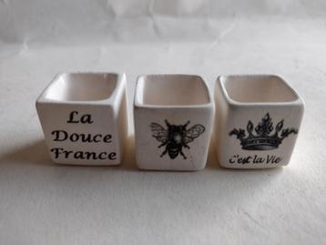 Vierkante bloempot met diverse Franse tekst / deco erop beschikbaar voor biedingen