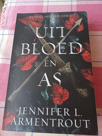 Jennifer Armentrout Uit bloed en as. paperback  beschikbaar voor biedingen