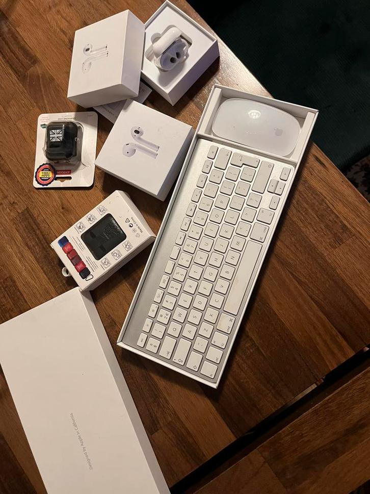 Apple Magic Keyboard, Mouse (defect) + AirPods case& hoesjes, Computers en Software, Toetsenborden, Zo goed als nieuw, Ophalen of Verzenden