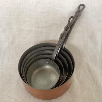 Koperen pannenset "LES CUIVRES DE FAUGOGNEY"   5 DELIG beschikbaar voor biedingen