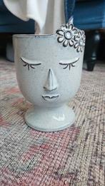 Bloempot plantenpot met gezichtje op voet, Rond, Ophalen of Verzenden, Zo goed als nieuw, Minder dan 25 cm