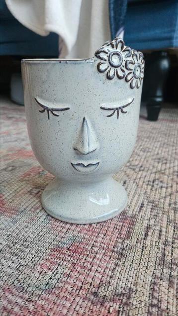 Bloempot plantenpot met gezichtje op voet beschikbaar voor biedingen