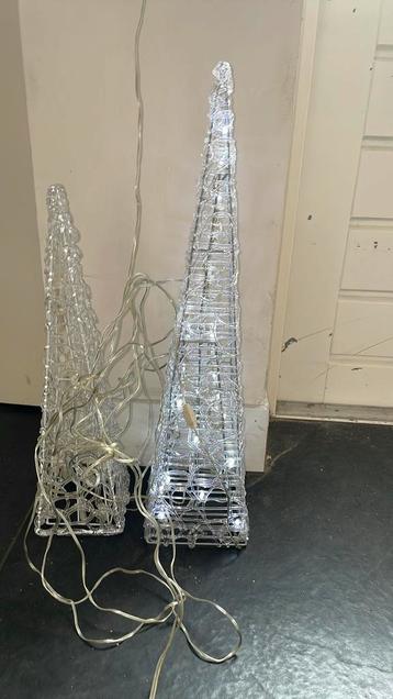 Kerstbomen met verlichting beschikbaar voor biedingen