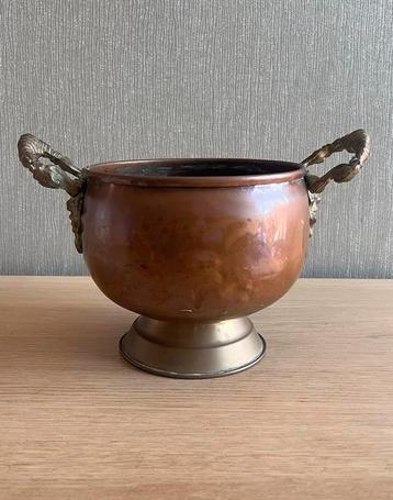 Vintage koperen pot met sierlijke handgrepen beschikbaar voor biedingen