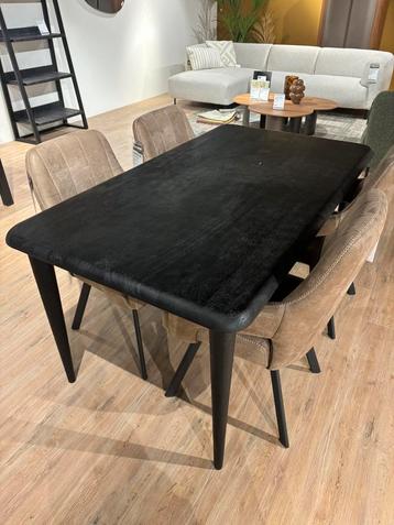 Eettafel Jiska beschikbaar voor biedingen