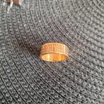 Goudkleurige Ring met Inscriptie - Maat 18-19    het onze va, 18 tot 19, Ophalen of Verzenden, Zo goed als nieuw, Dame of Heer