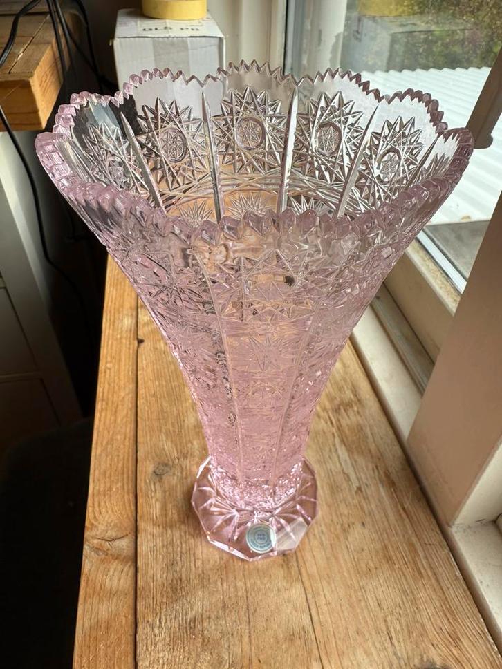 Handgeslepen roze kristallen vaas–Tsjechië / Boheems kristal, Antiek en Kunst, Antiek | Glas en Kristal, Ophalen of Verzenden